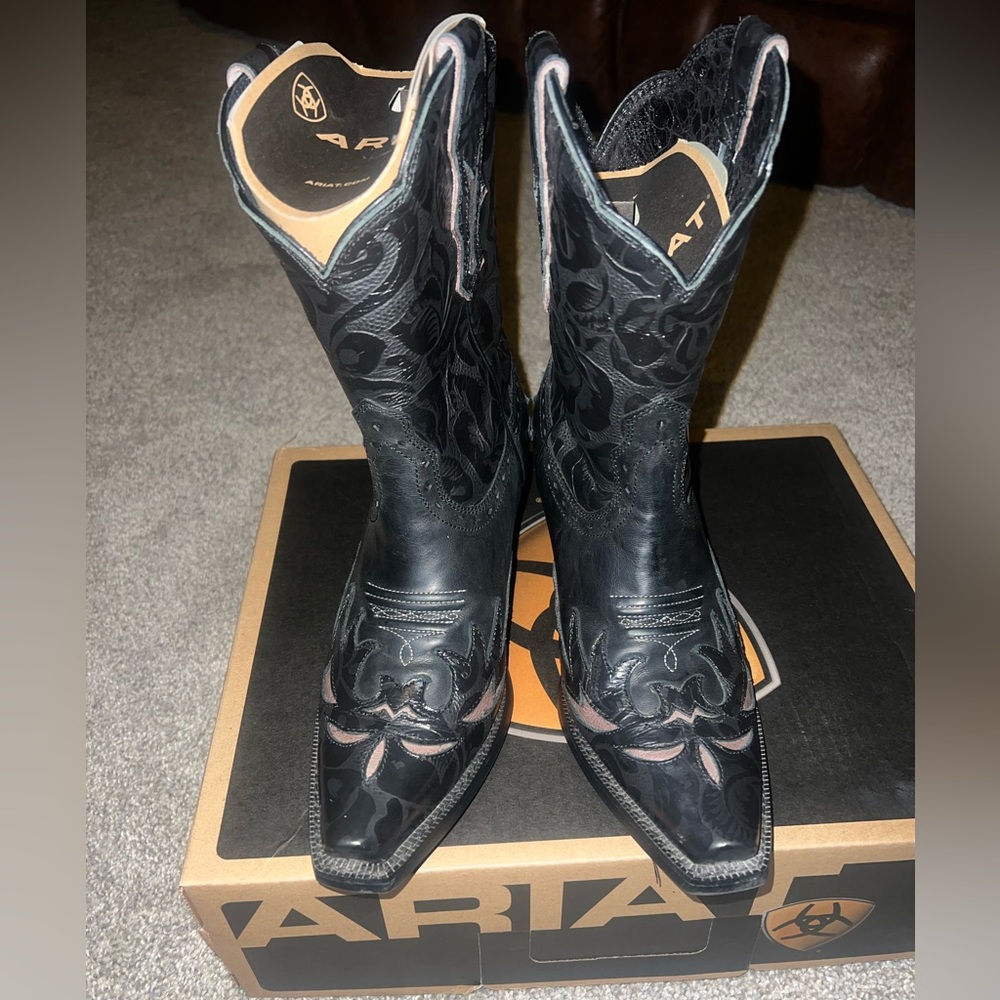 Women’s size 8.5B black dahlia western boot like new condition